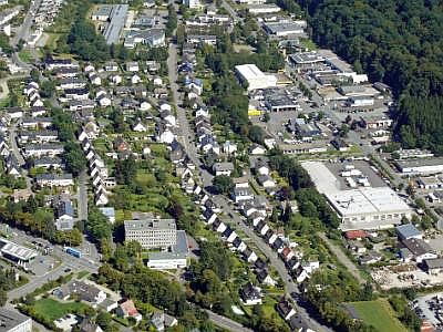 Gartenstadt: Lanfertsweg, lindenstraße, Jahnstraße, im Vordergrund Warsteiner Str. (B 55), Landesstraßenbauamt P1360434_Meschede Gartenstadt